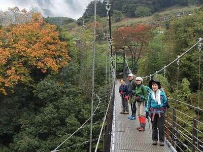 久保吊橋を渡り登山道へ 