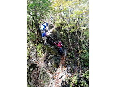 鍋割峠手前の鎖場 