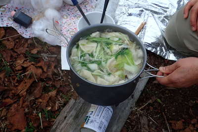 寒い山頂で餃子鍋