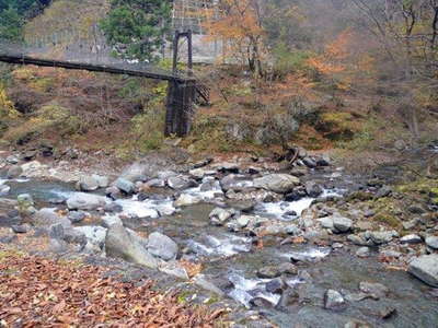 タライ小屋沢を渡渉して登山開始 