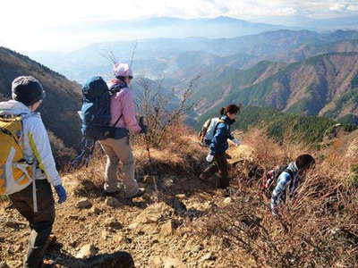 三の塔から烏尾山への下り 