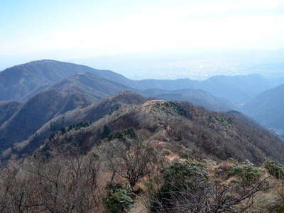 振り返れば歩いてきた表尾根の山々 