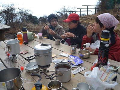 新大日で昼食、お味噌汁とコーヒーで団欒 