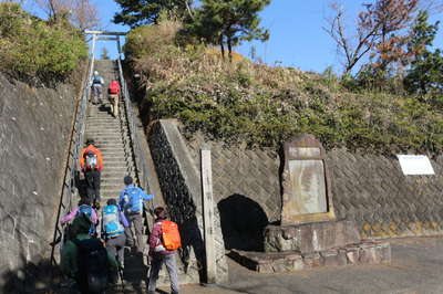 浅間神社　鳥居は立派、愛林共栄の碑