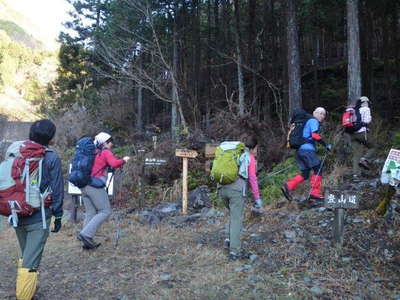 雨山峠コース登山口 