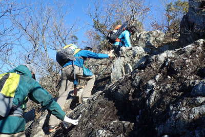 小さな岩場を登り