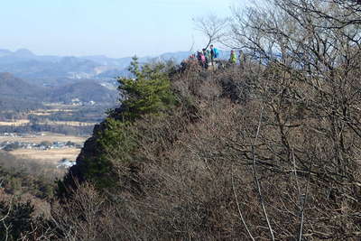 足利鉱山の岩峰はたくさんの人