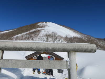 三国峠から見上げる三国山 