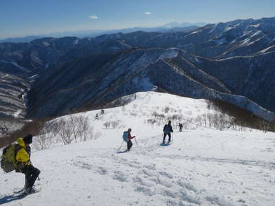 ふかふかの雪面に思い思いのトレースをつけて 