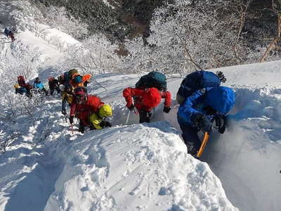 深い積雪の急登 