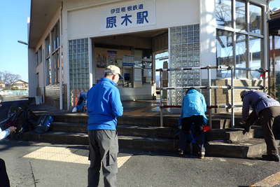 原木駅で