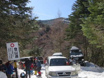 桜平でアイゼンをつけ 