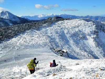 根石岳山頂から間近に阿弥陀岳　遠く北岳、甲斐駒、仙丈ヶ岳 