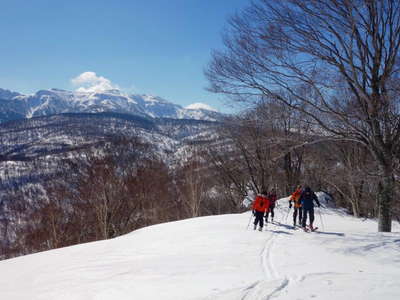 南西尾根を登り返す