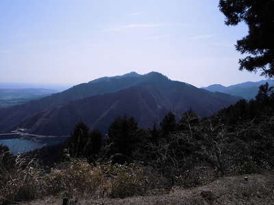 権現平より高取山・仏果山望む