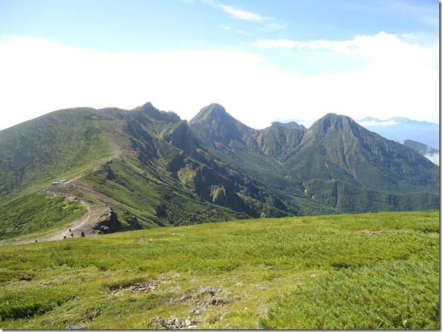 硫黄岳頂上からの南八ケ岳の岩稜の山並み 