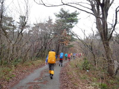 金山古道を行く 