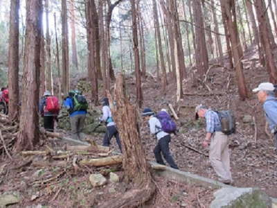 要害山へ登る 