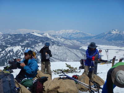 頂上より景鶴山、会津駒ケ岳、燧ケ岳を望む 