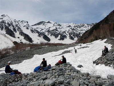 (^^♪返り見すれば　遠ざかる～　穂高の峰よ吊尾根よ