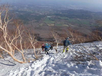 腐れ雪の斜面を下る