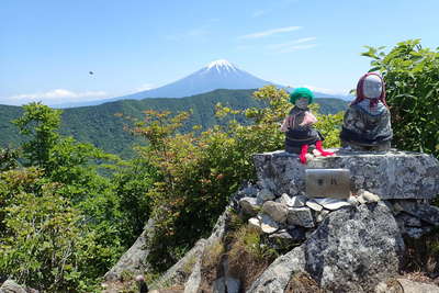 石像が祀られた釈迦ヶ岳の山頂