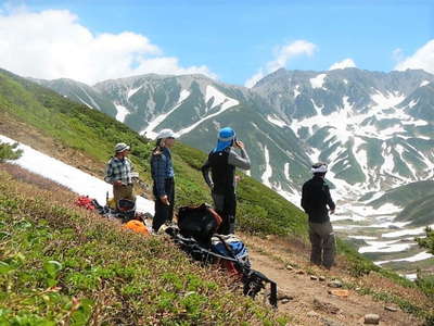 新室堂乗越にて立山三山を肴に昼食 