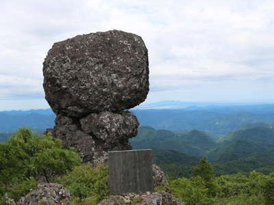 御神体の冠岩