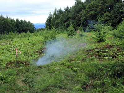 登山口付近で爆竹を鳴らす 