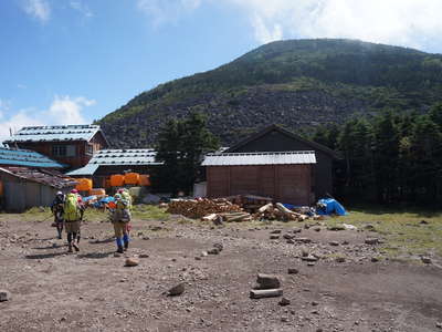 青年小屋と編笠山 