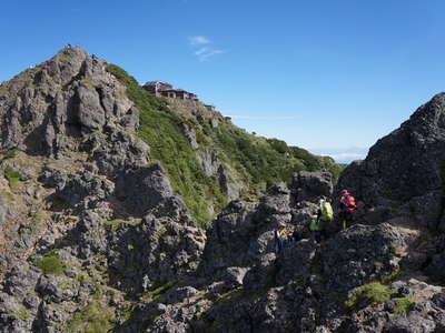 竜頭峰と赤岳頂上山荘 