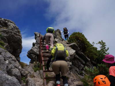 横岳山頂手前のハシゴ 