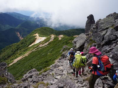 赤岩の頭方面へ下る 