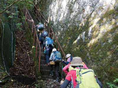 一つ目の堰堤の急な階段 