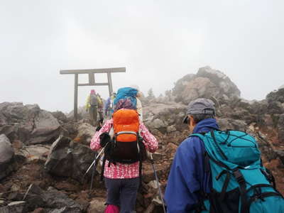 茶臼岳山頂の鳥居 