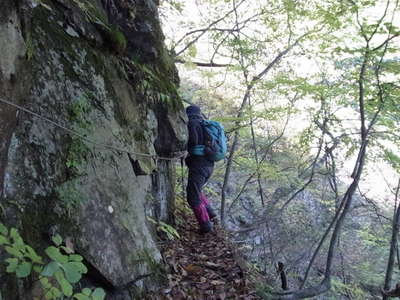 狭い登山道を進む 