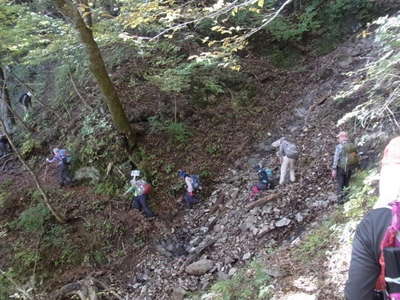 荒れた登山道を進む 