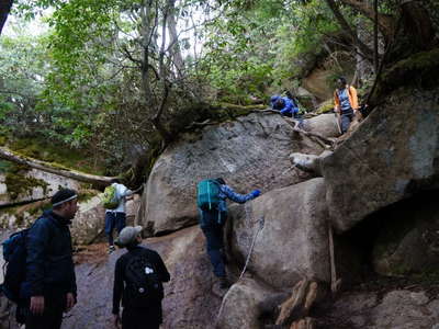 山頂手前の鎖場 