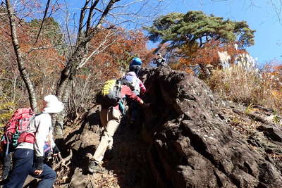 岩山を登って