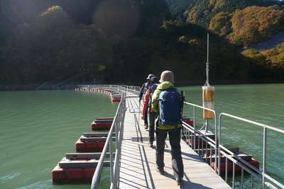 麦山浮橋を進む