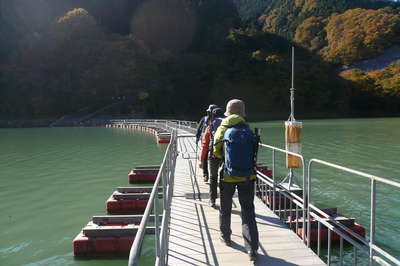 麦山浮橋を進む