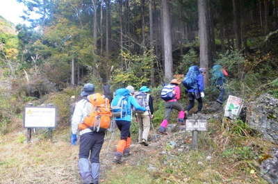 林道終点の登山口 