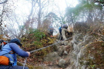 鍋割山西尾根の鎖場 