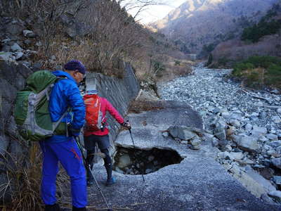 崩落した林道跡 