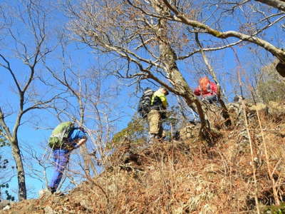 岩がゴロゴロした斜面 