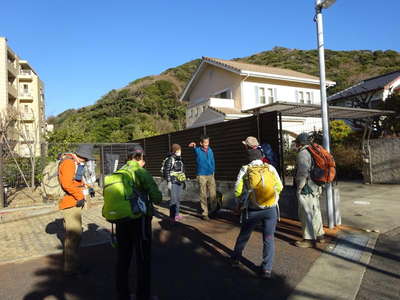 住宅地の坂道から歩き始める 