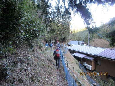 入集落へ下山