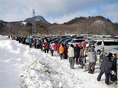 3連休の中日、近場のスキー場は超満員 