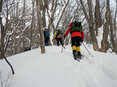 赤谷峠から吾妻山への登り返し 