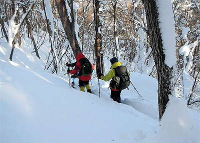 深い雪の中、長い下山 